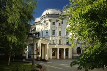 Фасад, общий вид консерватории, памятник П. И. Чайковскому