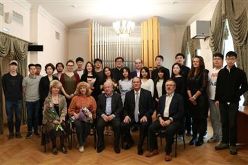 Вручение свидетельств, удостоверений и дипломов иностранным слушателям