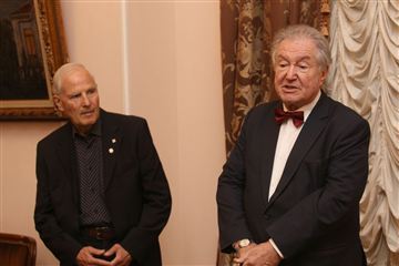 Передача в дар консерватории бюста Льва Оборина