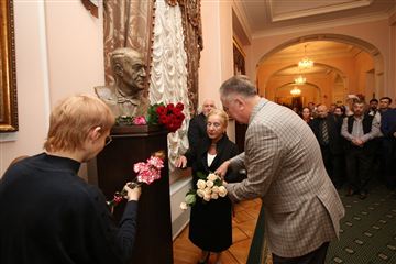 Передача в дар Консерватории бюста Рудольфа Баршая