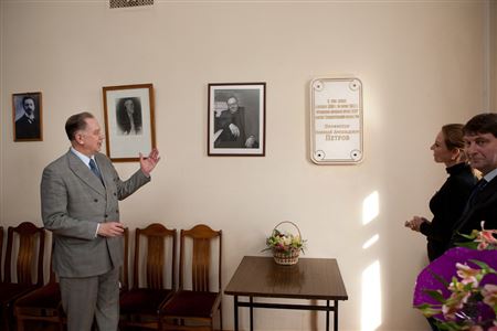 Открытие мемориальной доски и портрета профессора Н. А. Петрова в классе № 42