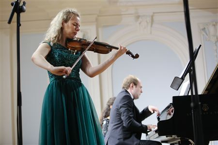 Angelina Gvozdaryova (violin), Daniil Sayamov (piano)