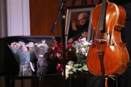 Звучат виолончели из коллекции Виктора Симона