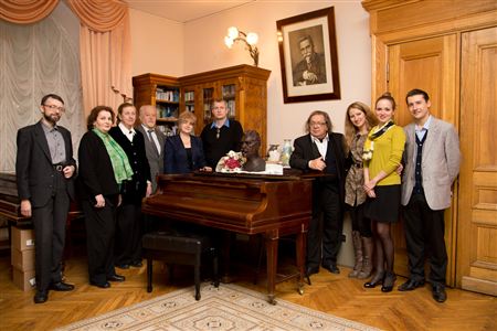 Церемония передачи в дар бюста В. И. Сафонова