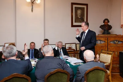 В ректорате состоялось очередное заседание Попечительского совета Московской консерватории. Голосование за принятие проекта резолюции заседания.