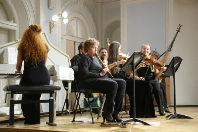 Музыкальный ансамбль: Светлана Шевелёва (флейта), Ольга Черногорова (скрипка), Юлия Граб (скрипка, альт), Феликс Антипов (виолончель), Ася Гречищева (теорба), Олег Бойко (лютня), Дарья Гуща (клавесин)