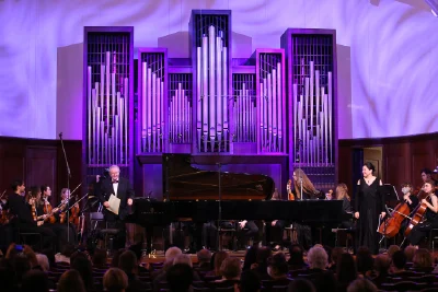 На сцене Малого зала Камерный оркестр «Ad hoc ensemble», художественный руководитель и дирижёр — Джереми Уолкер, Михаил Воскресенский (фортепиано), Мария Воскресенская (фортепиано)
