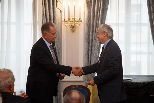 Вручение подарка.
