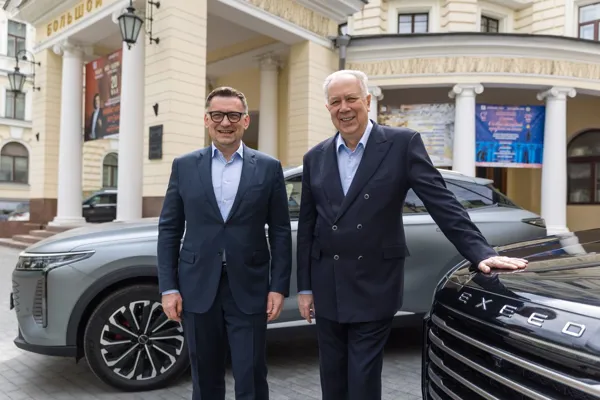 Директор «EXEED Cars Rus» — филиала АО «Чери Автомобили Рус» Геннадий Викторович Баранов, ректор Московской консерватории Александр Сергеевич Соколов.