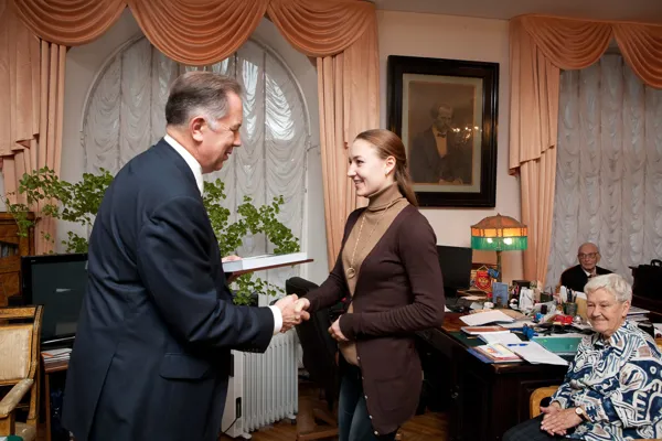 Почетная грамота программы «Александр Невский» Центра национальной славы вручается студентке 3 курса дирижерского факультета  Московской консерватории  Т. В. Кокоревой