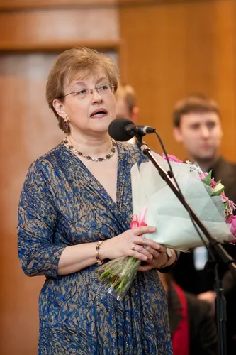 С приветственным словом к лауреатам обращается Заслуженная артистка России, профессор МГК имени П.И. Чайковского, Президент «ЕРТА-Russia» (с октября 1996 г.) (национальная ассоциация России, являющаяся членом международной ассоциации «ЕРТА», зарегистрированная в России под именем «Объединение педагогов фортепиано «ЭПТА»), главный редактор журнала «Фортепиано», Сопредседатель Жюри Конкурса Ирина Викторовна Осипова.