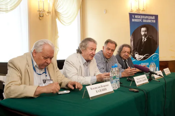 Слева направо: Председатель оргкомитета конкурса Владислав Игоревич Казенин; Председатель жюри конкурса Михаил Сергеевич Воскресенский; ректор Московской консерватории Александр Сергеевич Соколов; член оргкомитета и жюри конкурса, председатель рабочей группы конкурса Александр Зиновьевич Бондурянский.