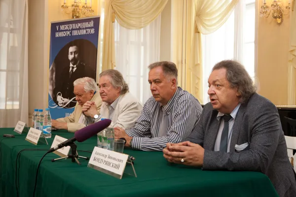 Выступает член оргкомитета и жюри конкурса, председатель рабочей группы конкурса, народный артист России, лауреат премии Москвы, директор Департамента артистической деятельности Московской консерватории, проректор по артистической деятельности и учебно-методическому объединению, профессор Александр Зиновьевич Бондурянский.