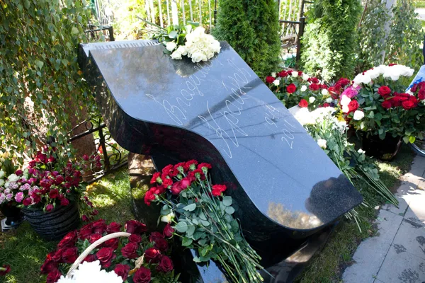 Памятник В.В. Крайневу работы скульптора Георгия Франгуляна.