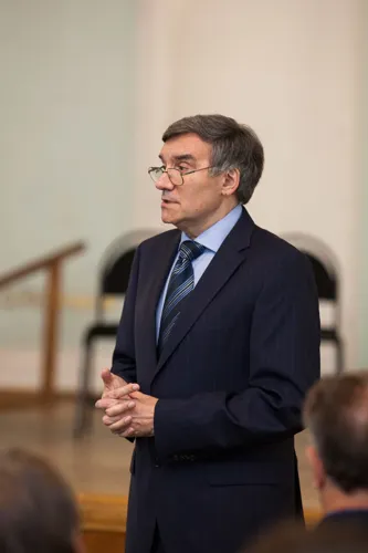 Перед студентами кафедры современного хорового исполнительского искусства выступает и.о. заведующего кафедрой, заслуженный деятель искусств РФ, профессор Лев Зиновьевич Конторович.
