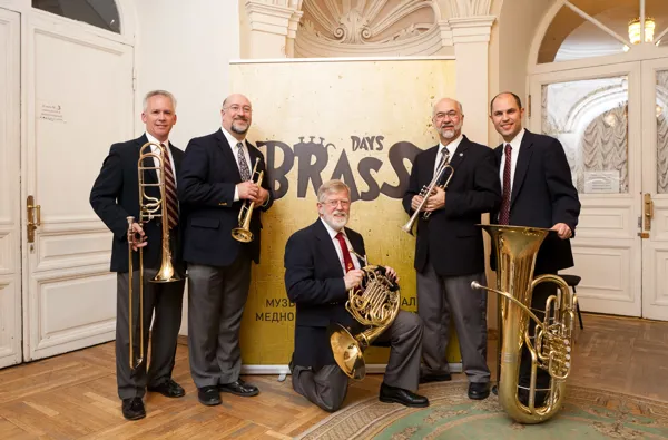 Брасс-квинтет «The HoodleBug Brass» (США). Слева направо: Кристиан Дикинсон (тромбон); Кевин Эйзенсмит (художественный руководитель, труба); Джек Скандретт (валторна); Дэвид Фергюсон (труба); Зак Коллинз (туба).