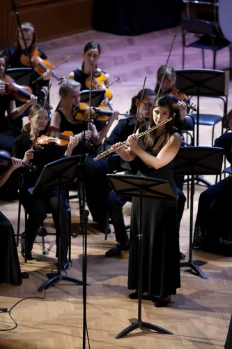 Вайнберг. Концерт для флейты и струнного оркестра, Op.75. Исполняют лауреат I премии конкурса по специальности «флейта» Сара Уакрат (Франция) и Концертный симфонический оркестр Московской консерватории, художественный руководитель и дирижер Анатолий Левин.