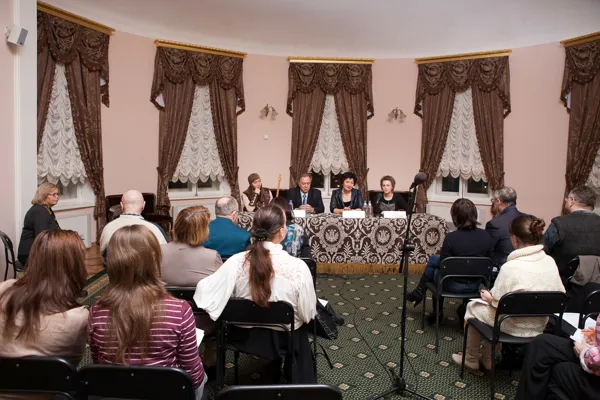 Пресс-конференция, посвященная проекту «Дуэль оркестров», состоялась в фойе Большого зала Московской консерватории, в гостиной у картины «Славянские композиторы».