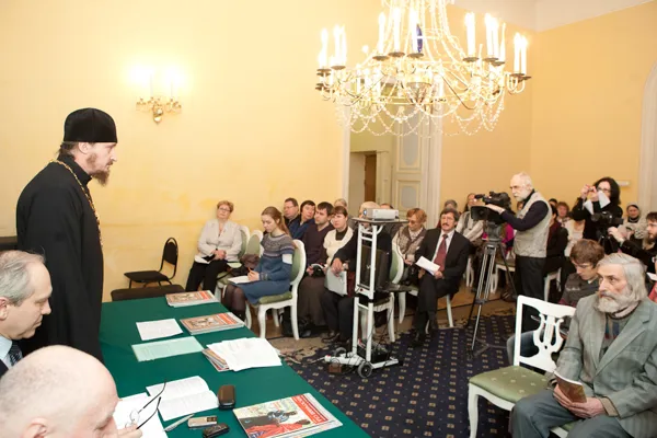 Выступает заместитель ответственного секретаря  Патриаршего совета по культуре о. Павел.