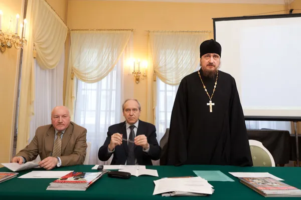 Выступает заместитель ответственного секретаря  Патриаршего совета по культуре о. Павел.