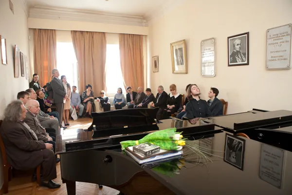 Перед собравшимися выступает стипендиат Международного благотворительного Фонда Николая Петрова Арсений Тарасевич-Николаев.
