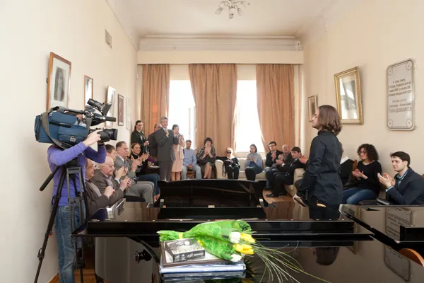 Перед собравшимися выступает стипендиат Международного благотворительного Фонда Николая Петрова Арсений Тарасевич-Николаев.