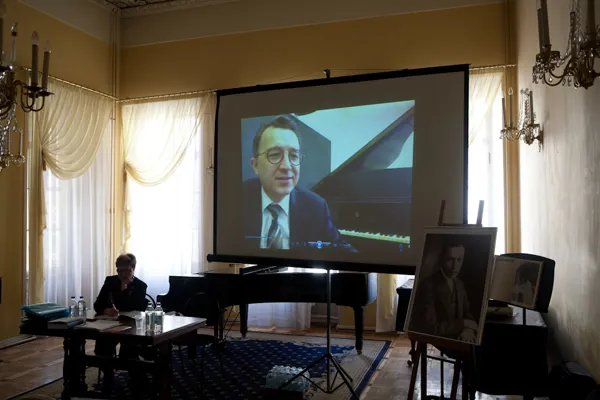 «Музыка С. Рахманинова и проблемы гармонии». Доклад демонстрируется в видеозаписи. Читает профессор консерватории Пибади (университет Джонз Хопкинс, Балтимор, Мерилэнд, США) Ильдар Дамирович Ханнанов.
