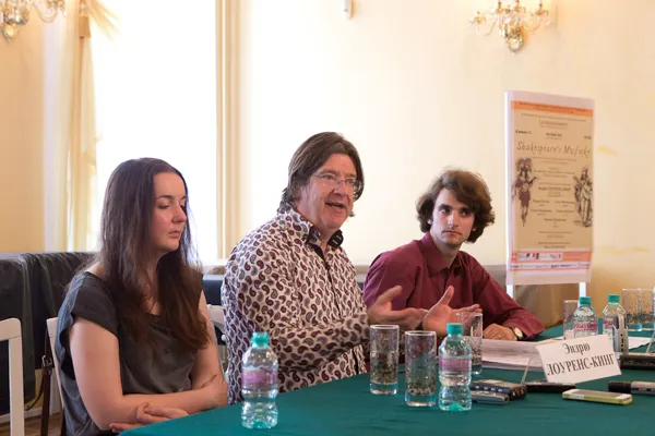 Выступает художественный руководитель программы "Shakespeare's Musicke" III Международного фестиваля музыки эпохи Возрождения «La Renaissance», профессор по классу старинной арфы и клавишных инструментов Эндрю Лоуренс-Кинг.
