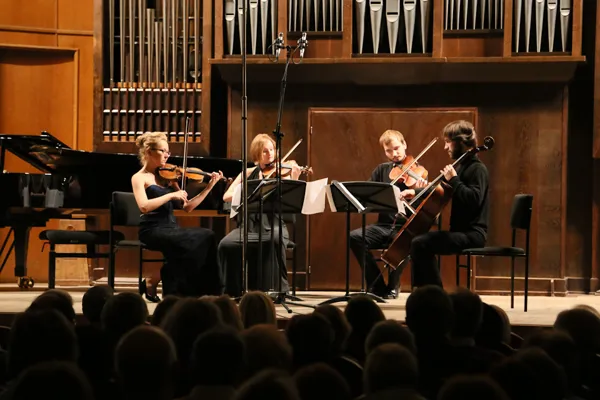 Выступают дипломанты конкурса струнный квартет “LIFE QUARTET” в составе: Александра Перцева (скрипка), Дарья Мотуз (скрипка), Шамиль Шайхутдинов (альт), Александр Аврамчик (виолончель).