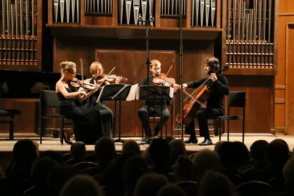Выступают дипломанты конкурса струнный квартет “LIFE QUARTET” в составе: Александра Перцева (скрипка), Дарья Мотуз (скрипка), Шамиль Шайхутдинов (альт), Александр Аврамчик (виолончель).