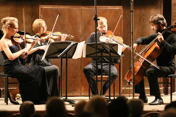Выступают дипломанты конкурса струнный квартет “LIFE QUARTET” в составе: Александра Перцева (скрипка), Дарья Мотуз (скрипка), Шамиль Шайхутдинов (альт), Александр Аврамчик (виолончель).