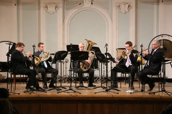 Выступает «The Fortress Brass Quintet», американский коллектив, созданный специально для гастрольных поездок по России.