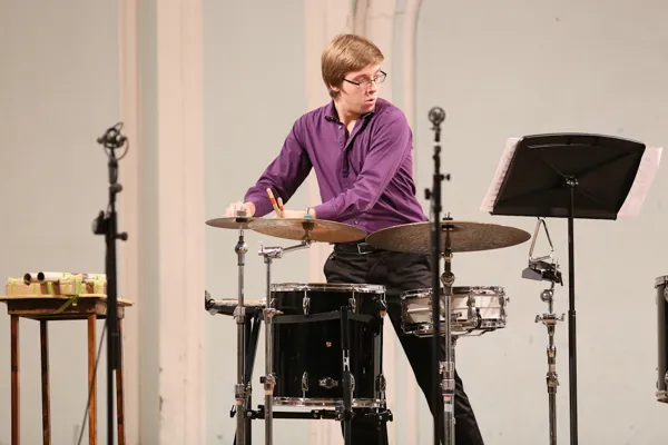Выступает ансамбль ударных инструментов «Gnesin Percussion Group».