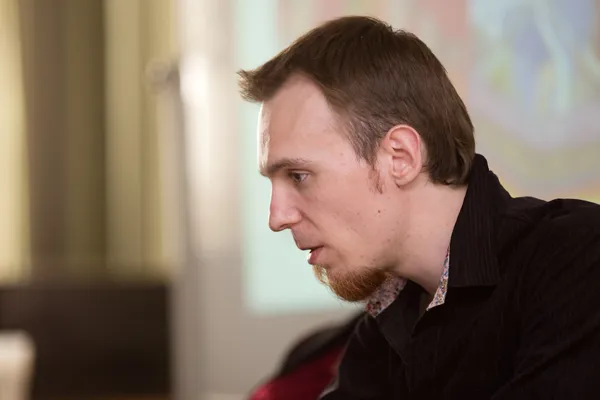Александр Николаевич Бабин (Уральский Федеральный университет, факультет искусствоведения и культурологии, специальность «Искусство Востока», Екатеринбург) читает доклад «Музыкальная иконография миниатюр Рагамала».