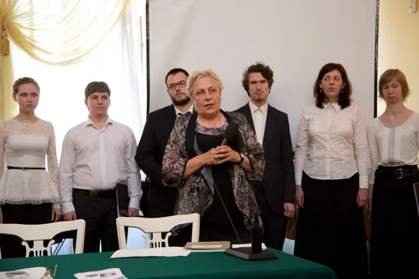 С поздравительным словом выступает заместитель декана факультета церковного пения Свято-Тихоновского гуманитарного университета, кандидат искусствоведения, доцент Ольга Николаевна Соколова.
