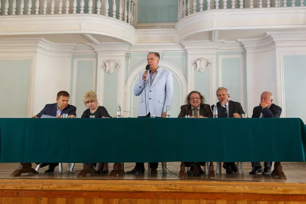 В Рахманиновском зале прошло общее собрание работников и учащихся Московской государственной консерватории им. П.И. Чайковского по вопросу внесения изменений в устав консерватории.