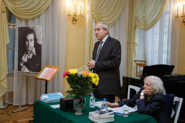 С приветственным словом к участникам конференции, посвященной 80-летию А. Шнитке, обращается доктор искусствоведения, проректор Московской консерватории по научной работе, профессор Константин Владимирович Зенкин.