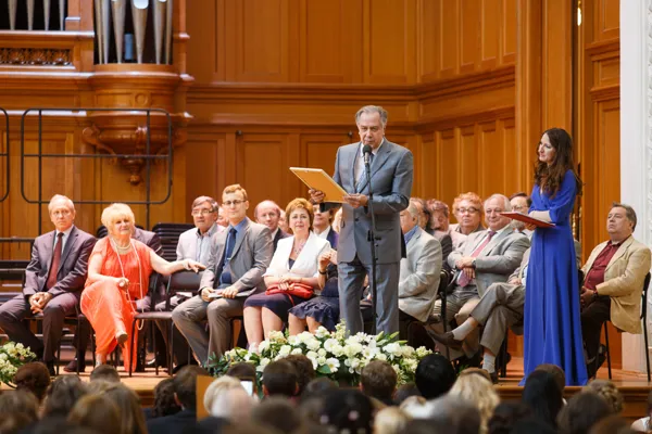 Выпускников поздравляет ректор Московской консерватории, профессор Александр Сергеевич Соколов.