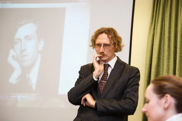 Кандидат педагогических наук, доцент МГК имени П. И. Чайковского, профессор и заведующий кафедрой специального фортепиано Московского государственного института культуры Василий Федорович Щербаков читает доклад «А. Н. Скрябин – Д. Б. Кабалевский. Музыкальные параллели».