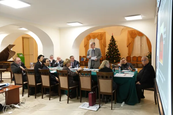 С докладом о проделанной за отчётный период работе выступает Председатель Попечительского совета Московской консерватории, профессор Александр Сергеевич Соколов.