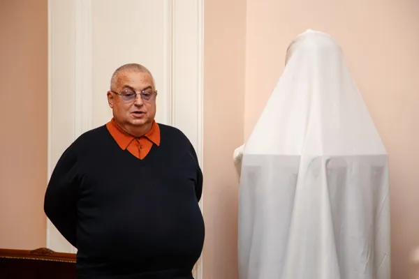 С приветственным словом к собравшимся обращается инициатор проекта, член Попечительского совета Московской консерватории, общественный деятель, коллекционер Феликс Романович Комаров.