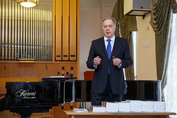Участников и гостей конференции приветствует ректор Московской консерватории, Заведующий кафедрой теории музыки, профессор Александр Сергеевич Соколов.