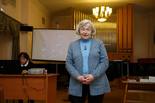 Выступает декан историко-теоретического факультета, профессор Ирина Васильевна Коженова.