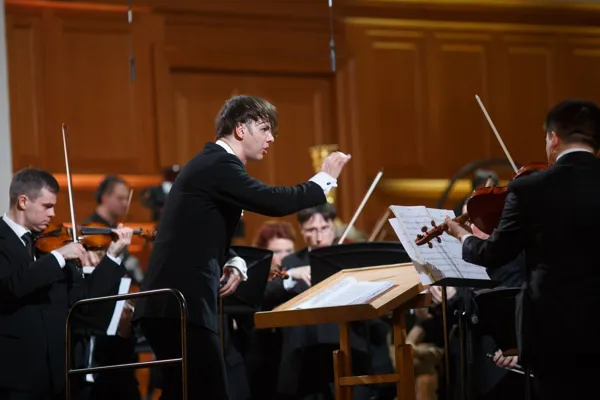 Оркестр MusicAeterna и Теодор Курентзис в Большом зале консерватории.