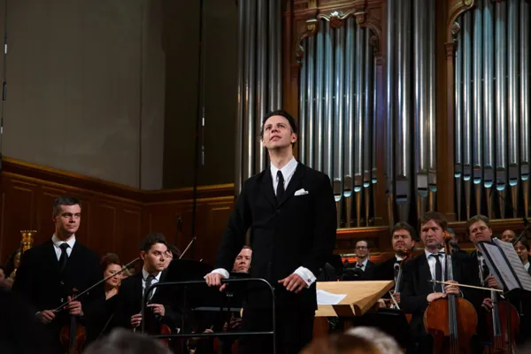 Оркестр MusicAeterna и Теодор Курентзис в Большом зале консерватории.