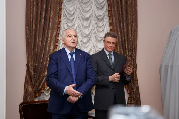 С приветственным словом к собравшимся выступает Чрезвычайный и Полномочный Посол Республики Армения в Российской Федерации Олег Исаевич Есаян.