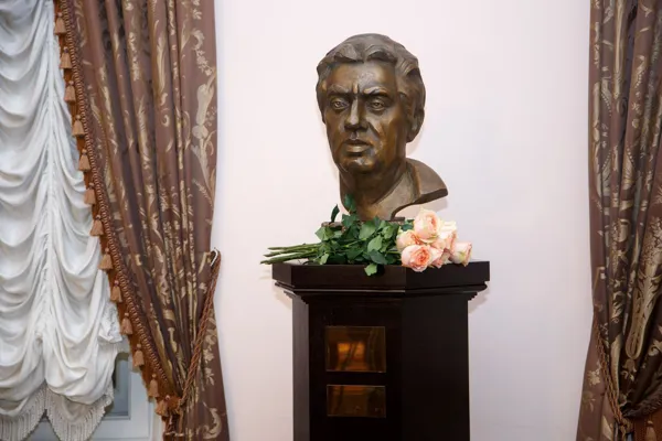 Торжественная церемония передачи в дар Московской консерватории бюста Арама Ильича Хачатуряна в фойе Большого зала.