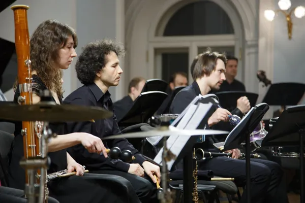 Владимир ТАРНОПОЛЬСКИЙ. Хоральная прелюдия «Иисус, твои глубокие раны» для струнного трио, ударных и ансамбля (1987). Исполняет ансамбль солистов «Студия новой музыки», дирижёр - Заслуженный артист России Феликс Коробов.