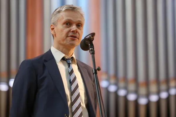 Выступает декан фортепианного факультетата Московской консерватории, Заслуженный артист Российской Федерации, профессор Андрей Александрович Писарев.