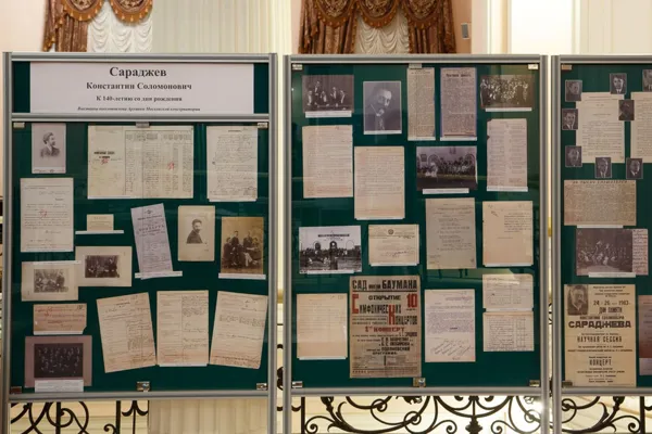 В фойе Большого зала Московской консерватории проходит выставка, посвящённая выдающемуся дирижёру, создателю советской дирижёрской школы, организатору дирижёрского факультета в Московской консерватории Константину Соломоновичу Сараджеву (1877–1954). Выставка подготовлена Архивом Московской консерватории.